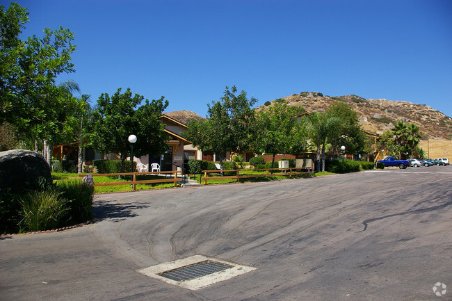 Building Photo - Mountain View Villas