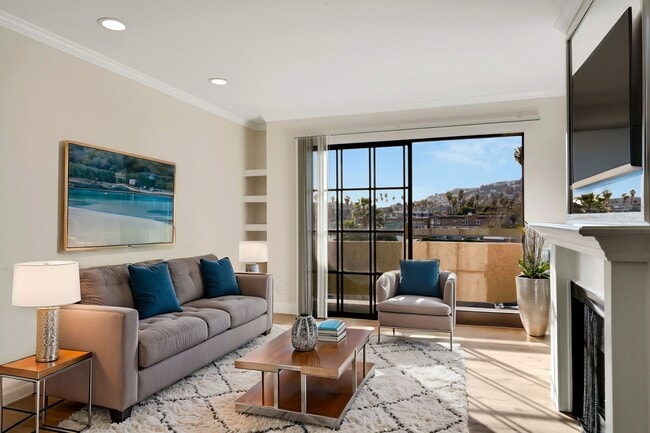 Sala de estar preparada - Vista Luxury Investments, LLC