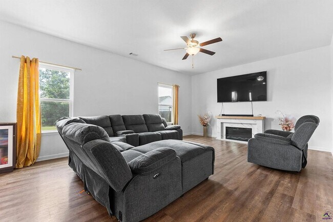 Foto del edificio - 3335 Bridgewood Dr