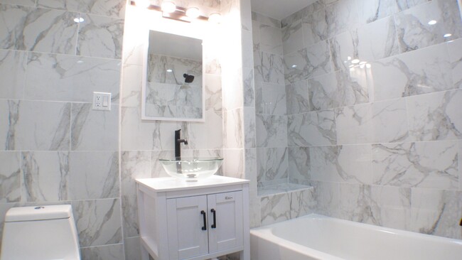 Building Photo - Garden 1.5-Bed/1-Bth Renovated Bed (1+ Off...