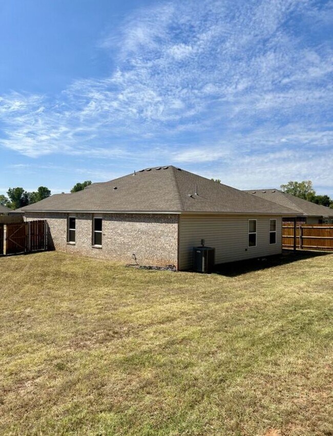 Foto del edificio - * * * $500 Move-In Special * * * Beautiful 3 Bedroom / 2 Bathroom home in Southwest Oklahoma City...