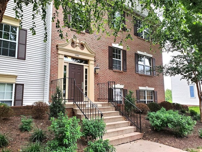 Building Photo - 12100 Greenway Ct