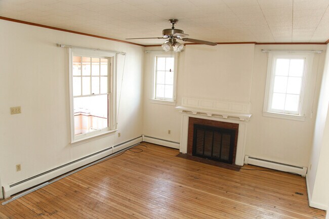 Building Photo - Large 3 Bedroom + Bonus Room with Laundry ...