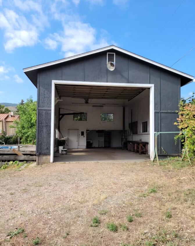 Building Photo - 103 Bear Creek Lane Garage