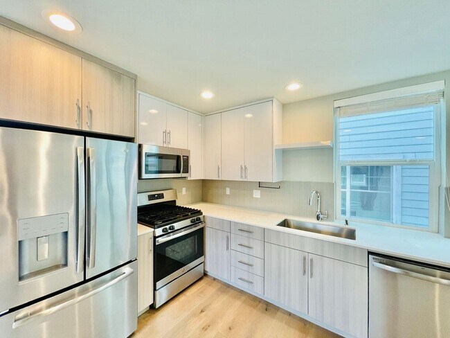 Building Photo - New Construction Townhome in Leschi Community!