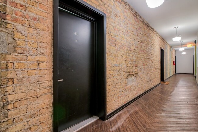 Building Photo - 5051 N Kenmore Ave