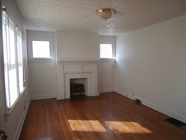 Building Photo - 727 W Fairview Ave