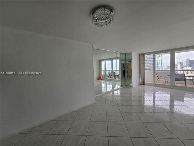 Building Photo - 1717 N Bayshore Dr