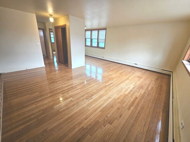 Building Photo - Spacious 1 bedroom, 1 bathroom in Evanston