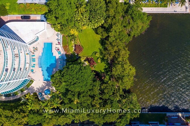 Building Photo - 1627 Brickell Ave