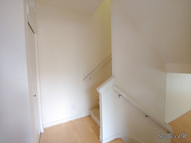 Building Photo - Beautiful 2 Bedroom Townhome in Issaquah- ...