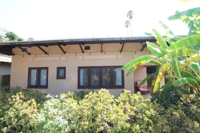 Building Photo - 6043 Selma Ave