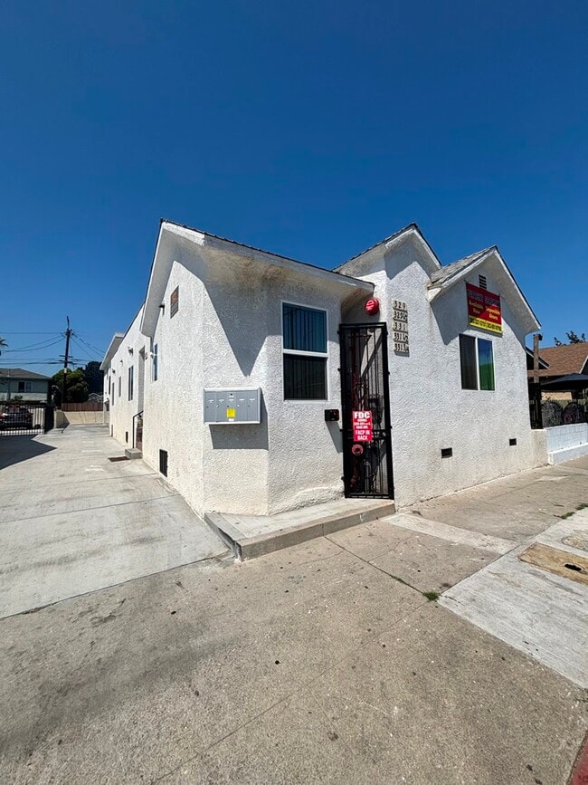 Building Photo - 329 1/2 E Gage Ave
