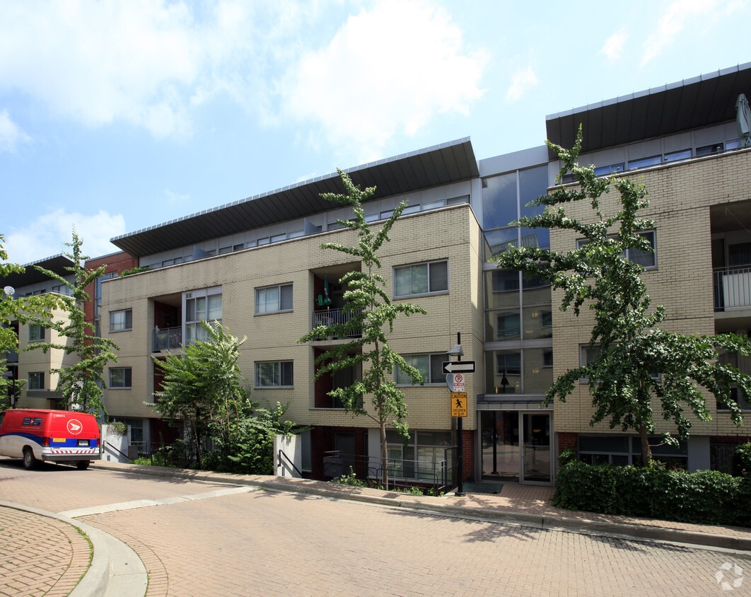 Building Photo - 17 Renwick Cres