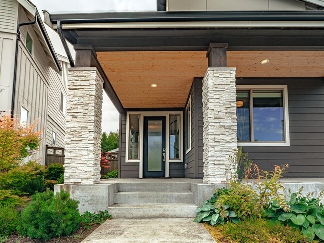 Building Photo - Stunning Ten Trails Home for Rent! 5 bedro...