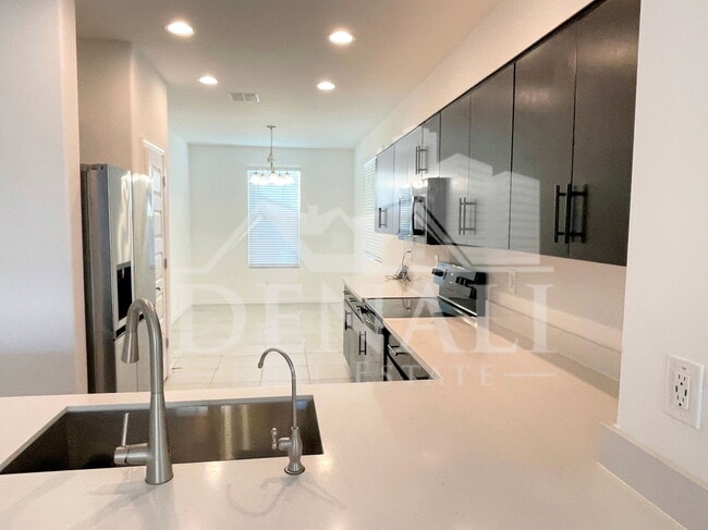 Foto del edificio - 7954 W Medlock Dr