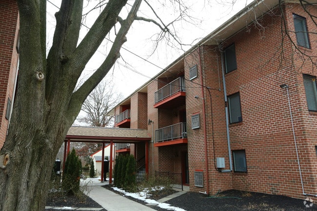 Building Photo - 741 S Walnut St