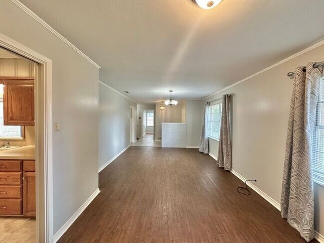 Foto del edificio - Spacious 3-Bed, 2-Bath Home with Large Sho...