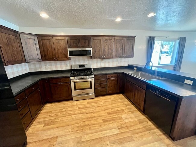 Building Photo - Lovely Home Located In Provo