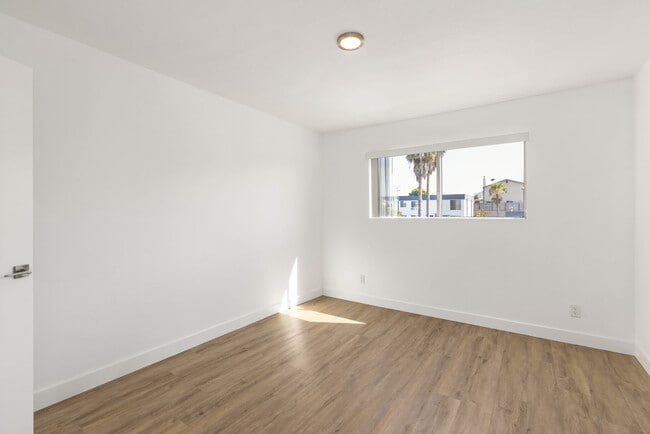 Building Photo - Mar at Laurel