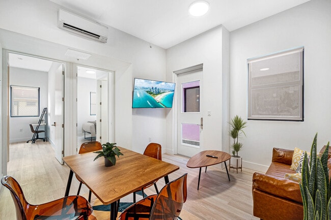 Área de estar compartida completamente amueblada y equipada con Smart TV de 55&quot;, balcones en los niveles superiores - Plum - Co-Living Apartments