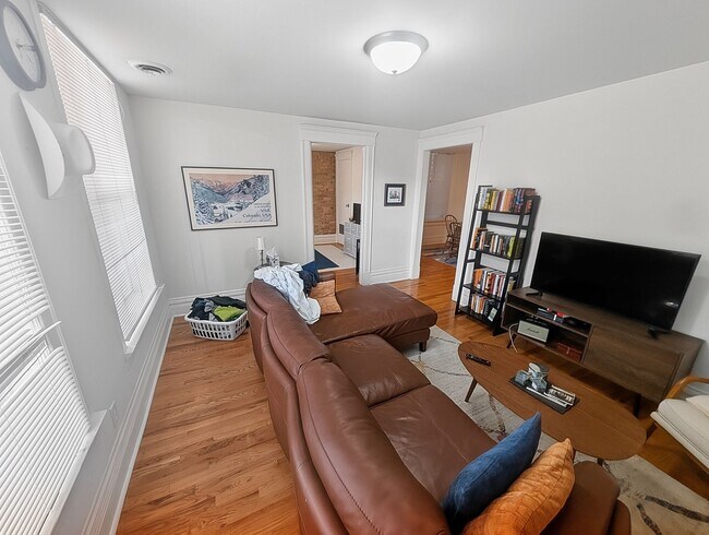 Foto del edificio - Large 2 BR/ 1 BA in Fantastic Wicker Park Location