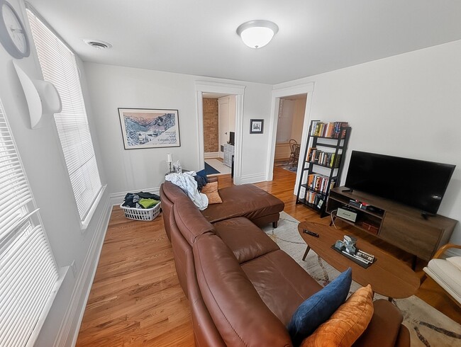 Building Photo - Large 2 BR/ 1 BA in Fantastic Wicker Park Location