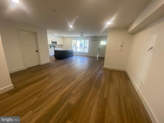 Building Photo - 1087 Mt Tom Rd