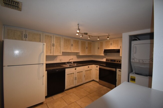 Building Photo - OCALA: 2 Bed/2 Bath, 2nd Floor Condo in Co...