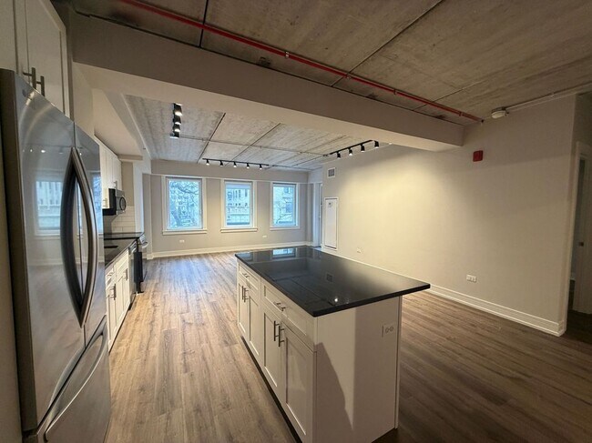 Building Photo - 952 W Carmen Ave