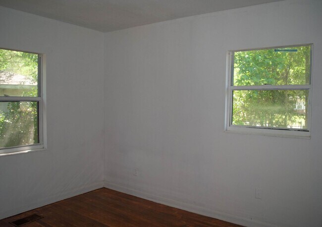 Building Photo - Newly Renovated 3/2