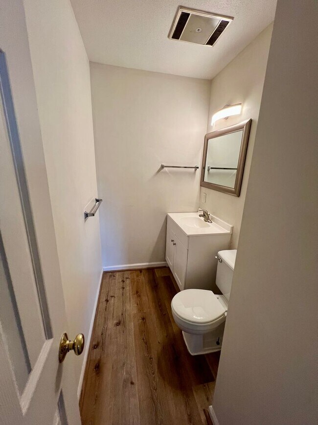 Foto del edificio - Large 2BR/1.5 bath apartment!