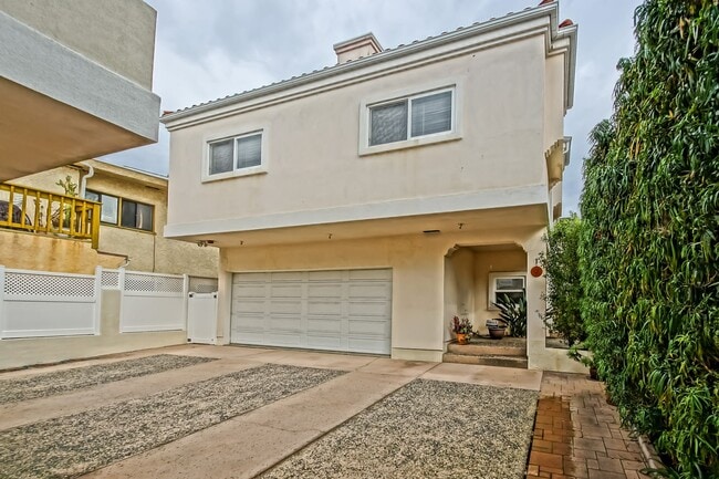 Foto del edificio - BEAUTIFUL, BRIGHT & AIRY 3BR2.5BA DETACHED TOWNHOME W/ LARGE 2-CAR GARAGE, WORKSHOP/BONUS ROOM, C...