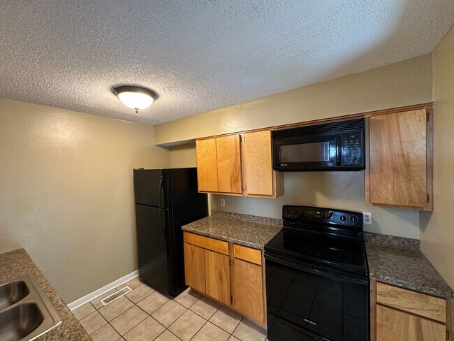 Building Photo - 2BR/2.5ba townhome! Pets allowed, addition...
