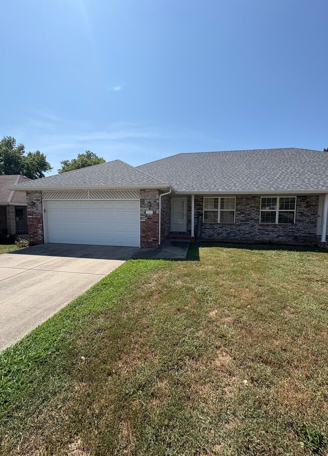 Building Photo - 725-727-727 Pinhook Dr