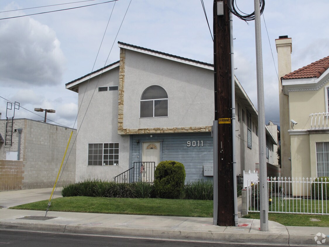 Building Photo - 9011 E Fairview Ave