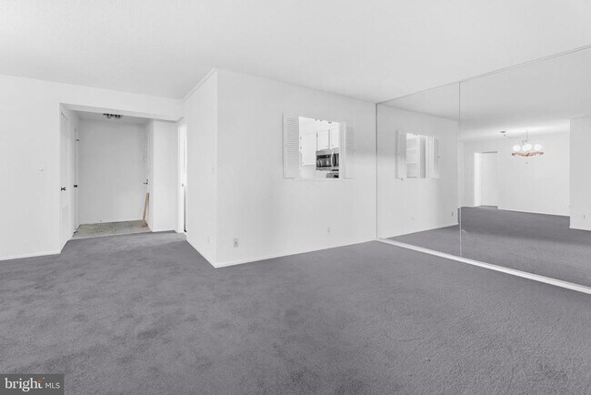 Foto del edificio - 5901 Mt Eagle Dr