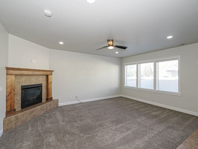 Building Photo - 1239 SilverCrest Dr