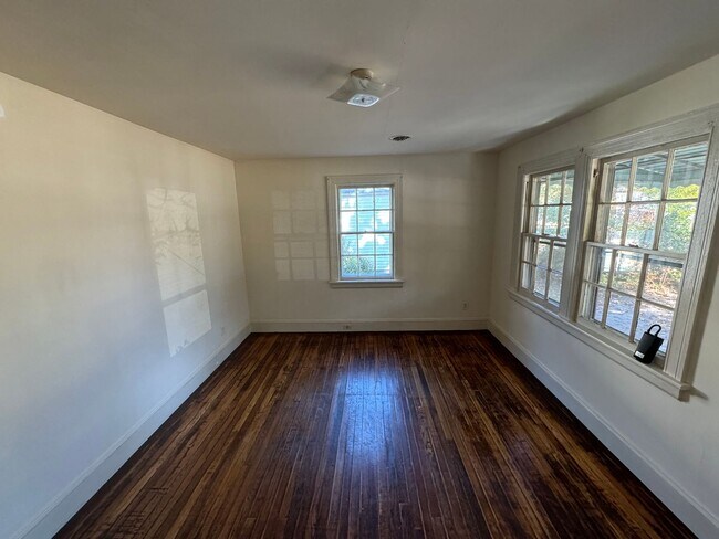 Building Photo - 2 Bedroom House
