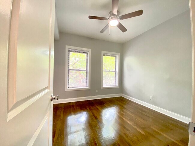 Building Photo - 907 W Agatite Ave