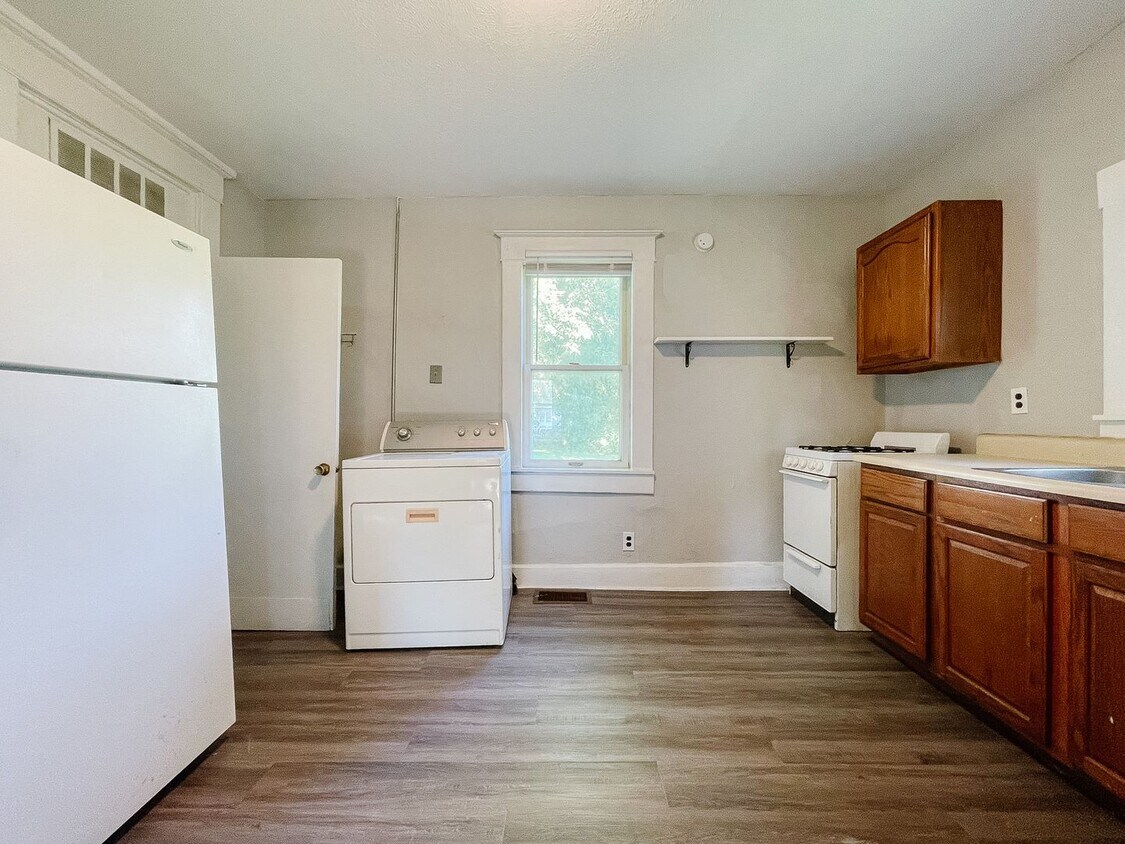 Primary Photo - AVAILABLE NOW! Close to Campus