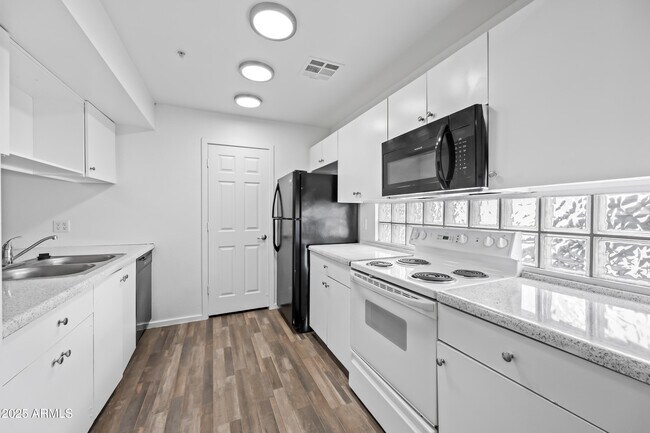 Foto del edificio - 3065 N 67th Ave