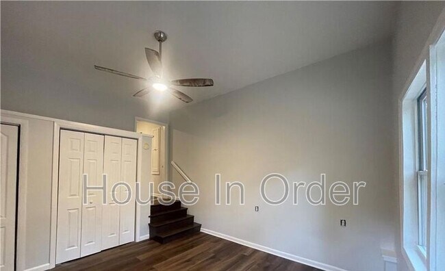 Foto del edificio - 220 Meredith Lp