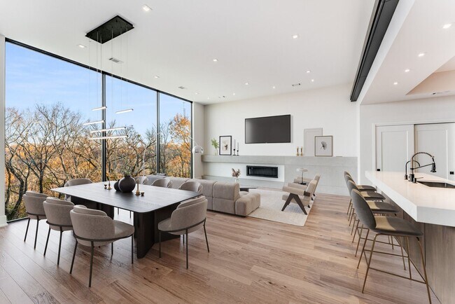 Building Photo - Absolute Stunner 4BE/4.5BA located near Ch...