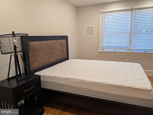 Building Photo - 295 Bay St