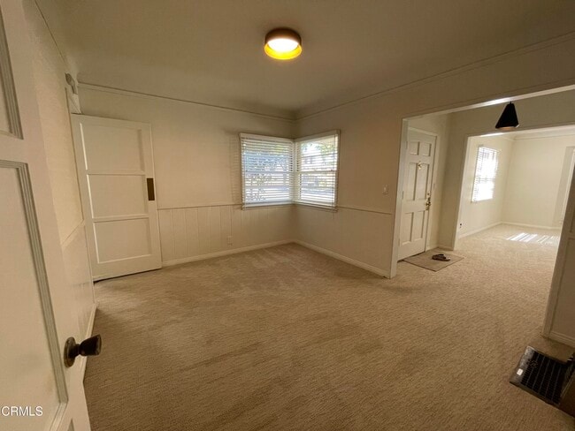 Building Photo - 240 W Live Oak St