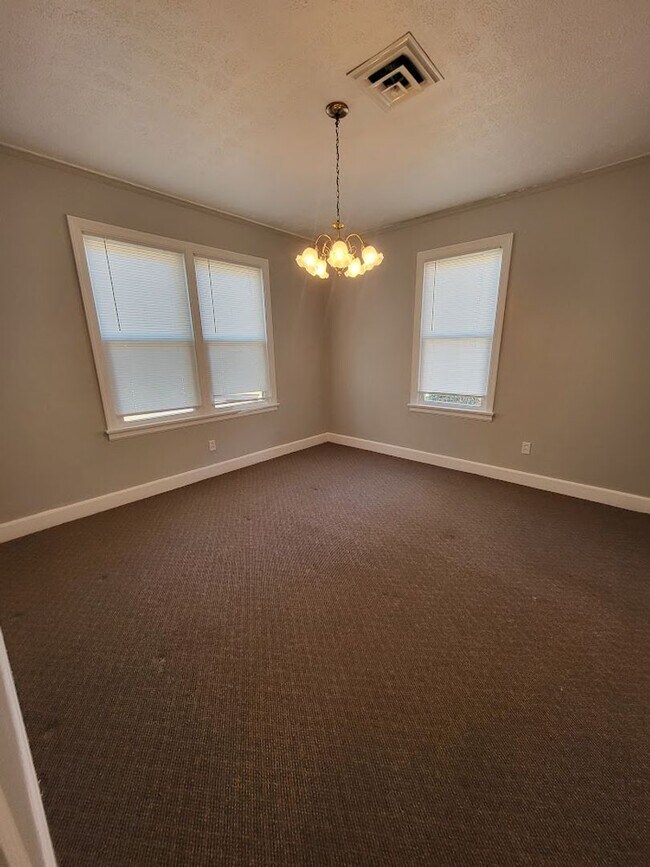 Foto del edificio - Remodeled 2 Bedroom 1 Bath Brick Duplex