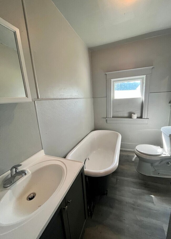 Foto del edificio - 3 bedroom / 2 bath home!