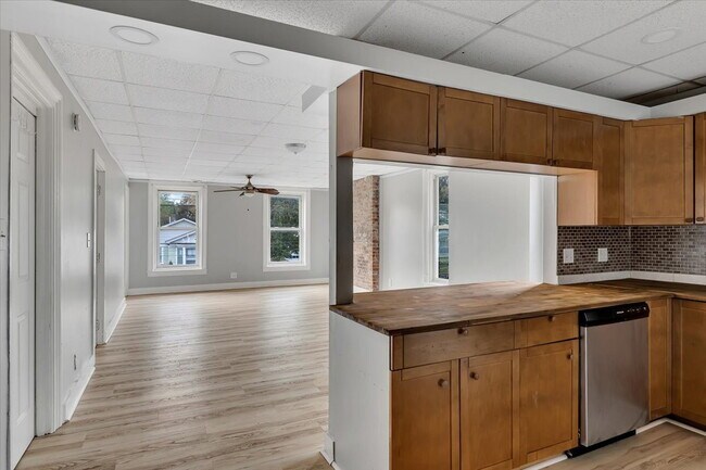 Foto del edificio - "Spacious 3-Bedroom Gem at 57 1/2 Saratoga...