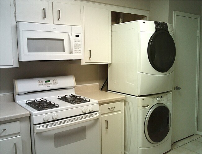 Building Photo - 1102 W Tri Oaks Ln